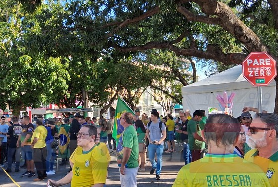 Prefeito, deputados, senador e empresários marcam presença em manifestação da direita em Cuiabá