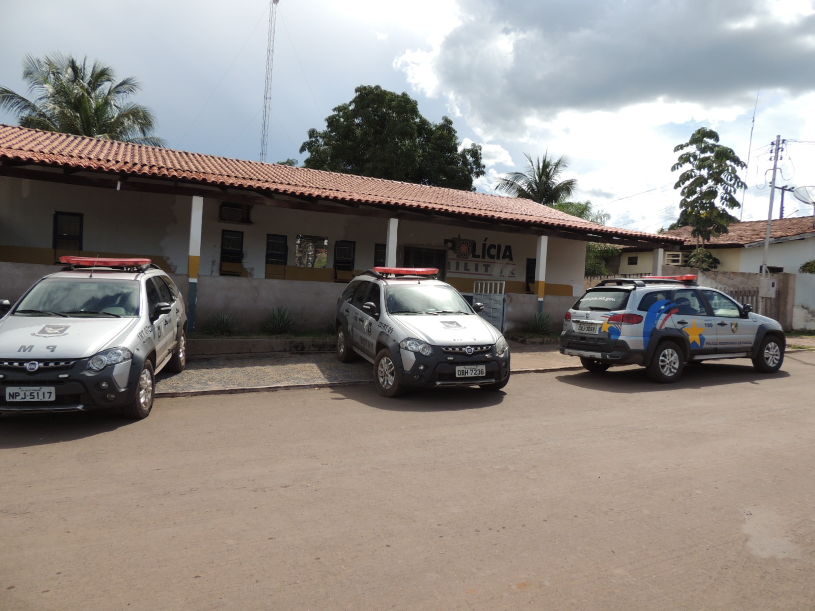 Guarnições das Polícias Militar e Civil, além de equipes de Baúxi, Acorizal, e do Grupo de Ronda Ostensiva Tática Móvel (ROTAM) e Grupo de Inteligência estão na caçada aos bandidos.