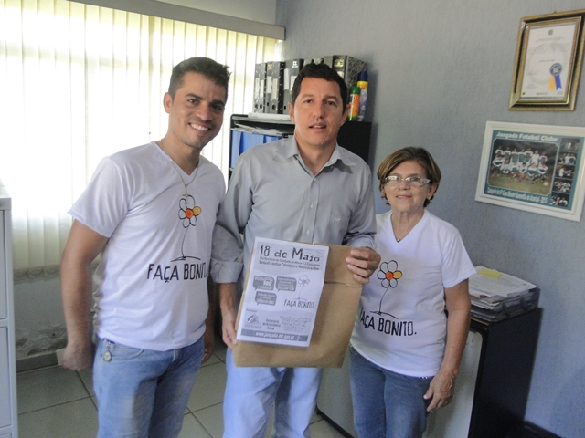 Equipe do CREAS juntamente com o Prefeito Municipal, Valdecir Kemer