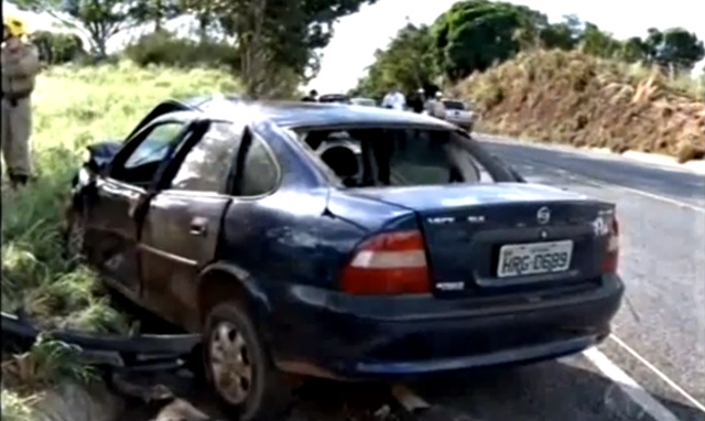 Veículo Vectra bateu de frente com um veículo Gol