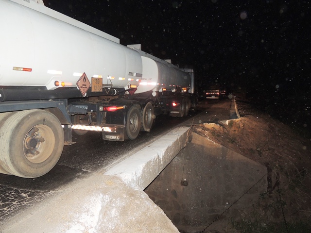 A travessia da ponte é bastante perigosa