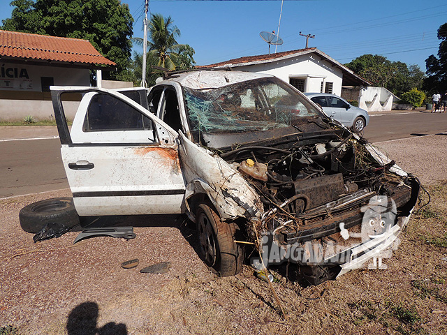 Durante a perseguição, os suspeitos capotaram o veículo, que ficou completamente destruído