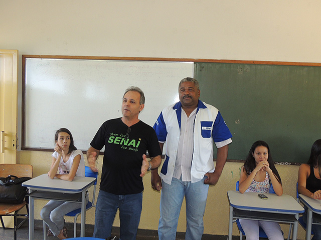 Professor Mauro, do SENAI, juntamente com o facilitador Nilson Ribeiro