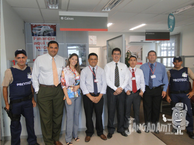 Equipe da agência do Banco Bradesco em Jangada congratula gerente Marcos José