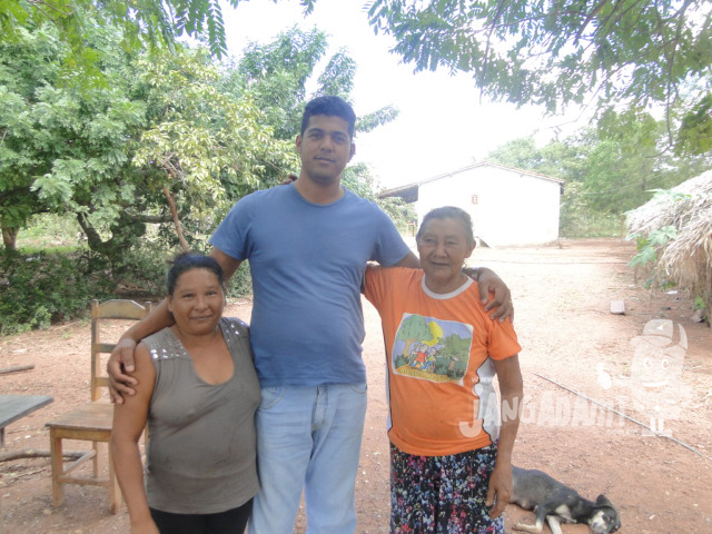 Vereador Flávio Rondon com moradores beneficiados