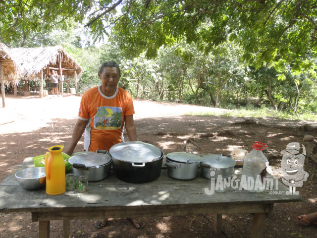 Dona Ornília, que antes tinha que andar cerca de 1 km para pegar água, agora tem o líquido na porta de casa