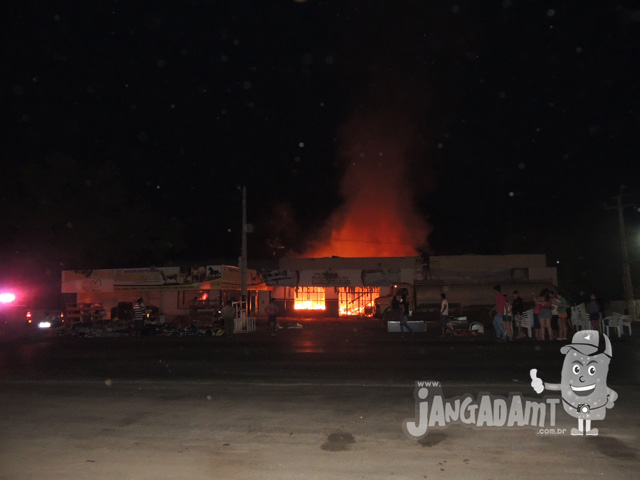 Incêndio de grandes proporções atingiu a Pantanal Móveis, a Igreja Mundial e a Agromata Produtos Agropecuários