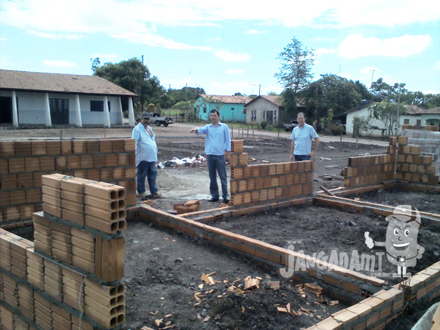 Prefeito fiscalizou obras da nova praça ao lado do barracão da feira