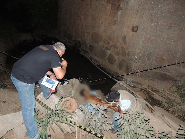 De acordo com os peritos da Politec, a causa da morte deve ter sido uma queda da ponte, que tem aproximadamente 3,8 metros de altura