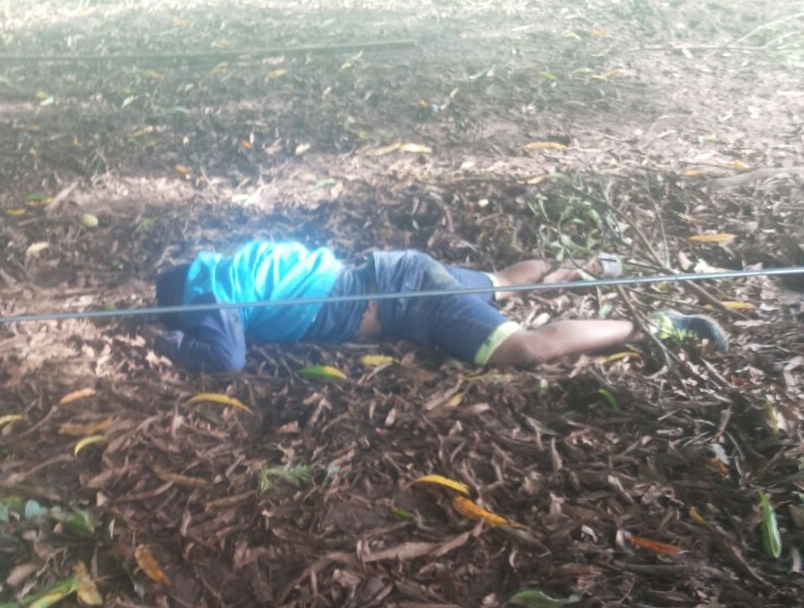 Ele foi encontrado em estado grave ao lado de sua motocicleta, que havia colidido com uma placa de sinalização, nas proximidades de um Curtume