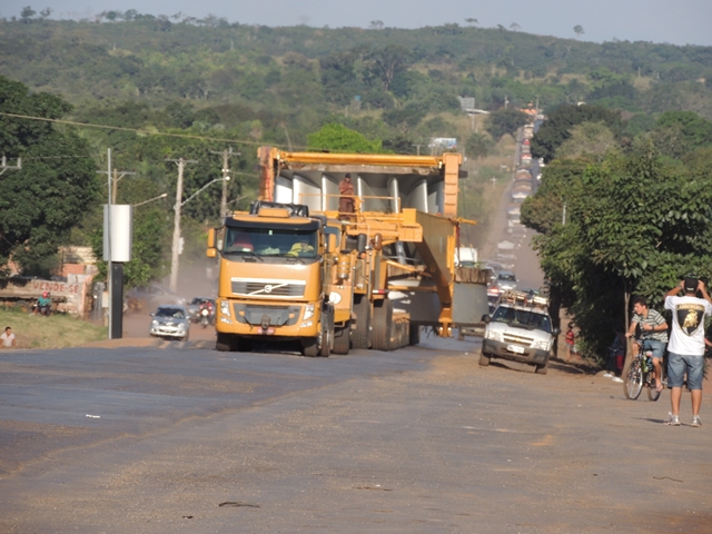 Transporte de peça gigante de usina congestiona o centro de Jangada e chama atenção de moradores e visitantes