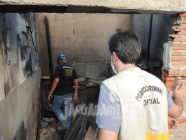 Peritos criminais analisando os destroços