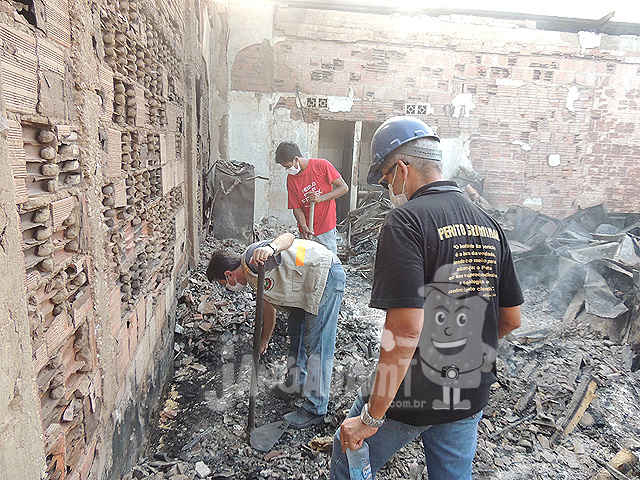 Peritos criminais analisando os destroços