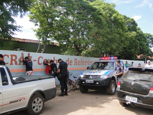 Policiais receberam denúncia anonima e abordaram os suspeitos