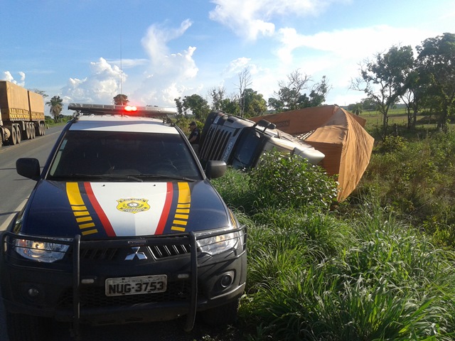 PRF acredita que o motorista estava sem cinto e foi arremessado para fora do veículo