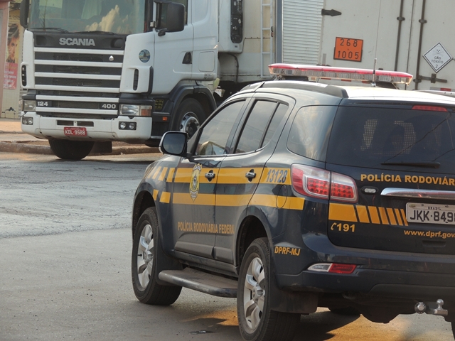 PRF alerta que o uso de "rebite" é um risco grande para motoristas de caminhão