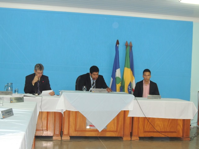 Mesa diretoria atual da câmara municipal, composta pelos vereadores Roberto da Empaer (1º Secretário), Flávio Rondon (presidente) e Rodrigo Meira (2º secretário)